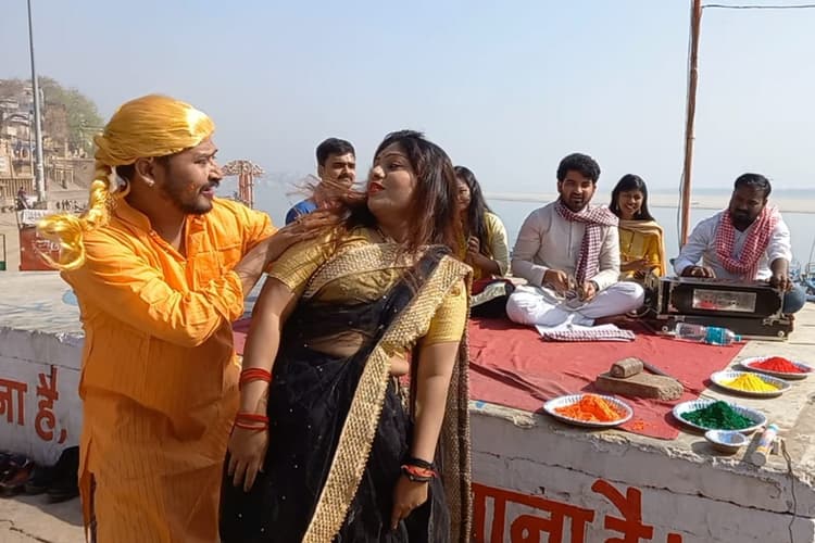 Varanasi News: भगवान शिव की नगरी में बही फागुन गीतों की बहार, मोदी-योगी से लेकर बुलडोजर बाबा तक का जिक्र