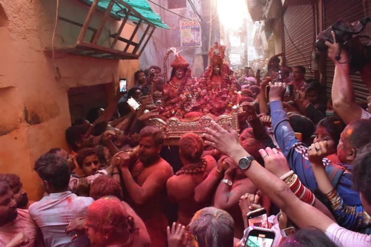 रंगभरनी एकादशी पर भक्तों के बीच खुद पहुंचे बाबा विश्वनाथ, खेली अबीर और गुलाल की होली, देखें Photos