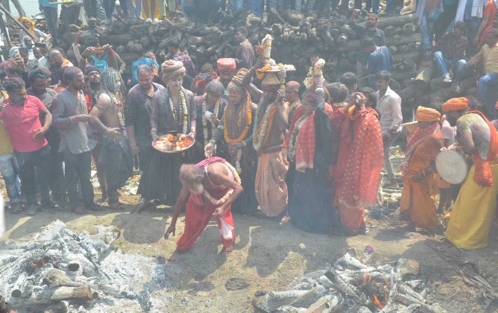 Holi 2022: काशी में धधकती चिताओं के बीच खेली जाती है चिता भस्म होली, देखें तस्वीरें