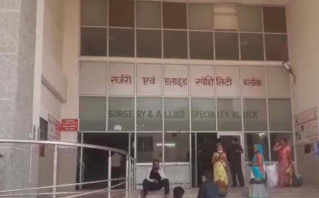 Agra News: एसएन मेडिकल कॉलेज की 8 मंजिला इमारत में लगी आग, गोद में मरीजों को लेकर तीमारदार भागते दिखे