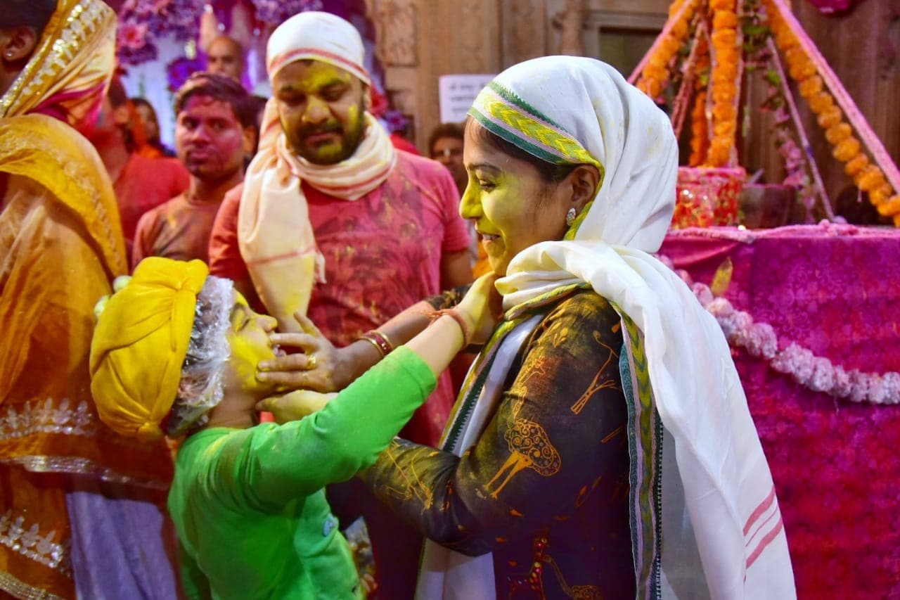 Holi 2022: केमिकल युक्त रंगों से हो सकता है कैंसर, होली खेलते समय इन बातों का रखें ध्यान