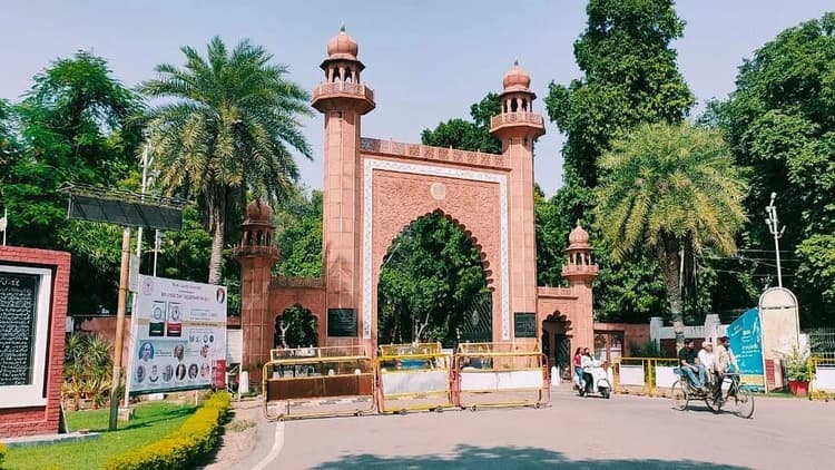 Aligarh News: IPS अधिकारी ने संभाला अलीगढ़ मुस्लिम विश्वविद्यालय के रजिस्ट्रार का कार्यभार