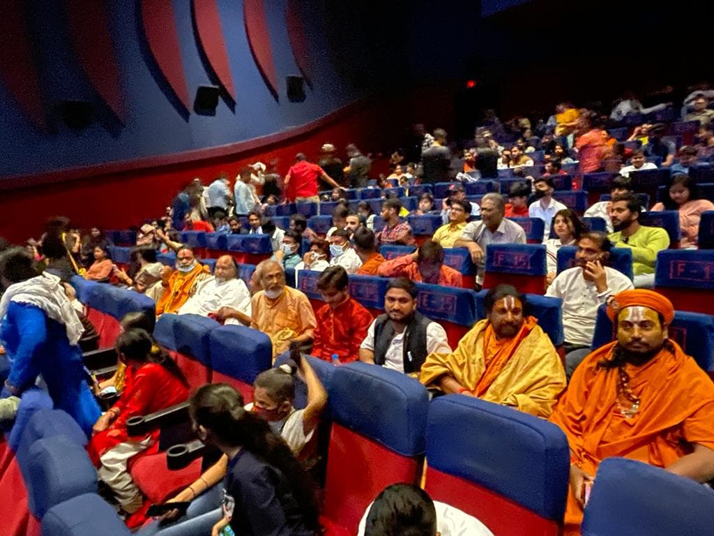 Varanasi News: काशी के संतों ने देखी The Kashmir Files, कहा- मनमोहन सिंह पर दर्ज हो मुकदमा