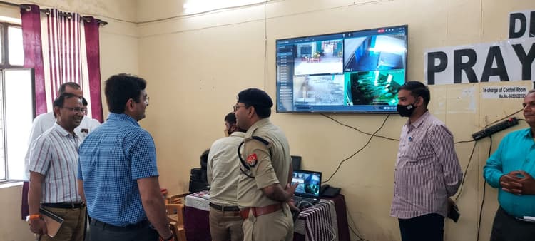 UP Board Exam 2022: प्रयागराज DM-SSP ने कंट्रोल रूम का लिया जायजा, कहा- नकल कराने वालों पर लगेगा रासुका