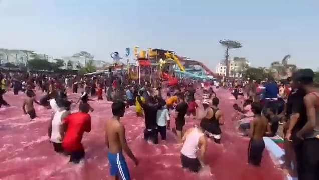 Video: पटना में रंग-गुलाल की जगह लोगों पर बरसने लगी चप्पलें..., मामला बढ़ा तो करनी पड़ी हवाई फायरिंग