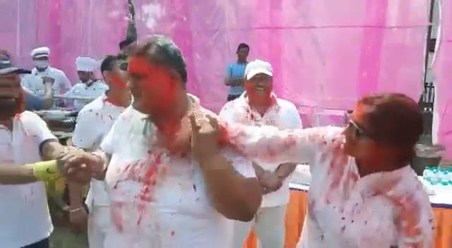 Holi Special 'होम मिनिस्टर' से बच नहीं पाए पप्पू, देखिए वीडियो कैसे रंजीत ने लगाया रंग