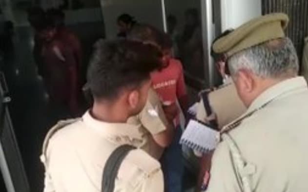 UP News: अमेठी में रंग लगाने को लेकर दो पक्षों में जमकर चले लाठी-डंडे, दो की मौत, कई घायल