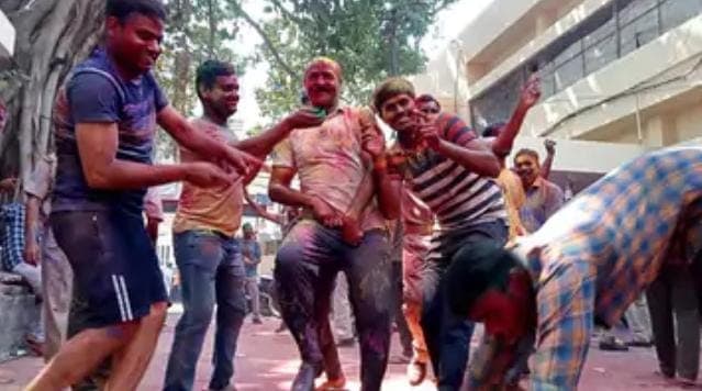 Holi 2022: कानपुर में डीजे की धुन पर थिरके पुलिसकर्मी, तसवीरों में देखिए खाकी की होली