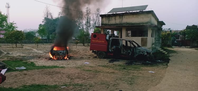 Bettiah: पुलिस हिरासत में मौत के बाद बवाल, ग्रामीणों ने थाना फूंका, एसआई का सर कुचला, 10 पुलिसकर्मी जख्मी