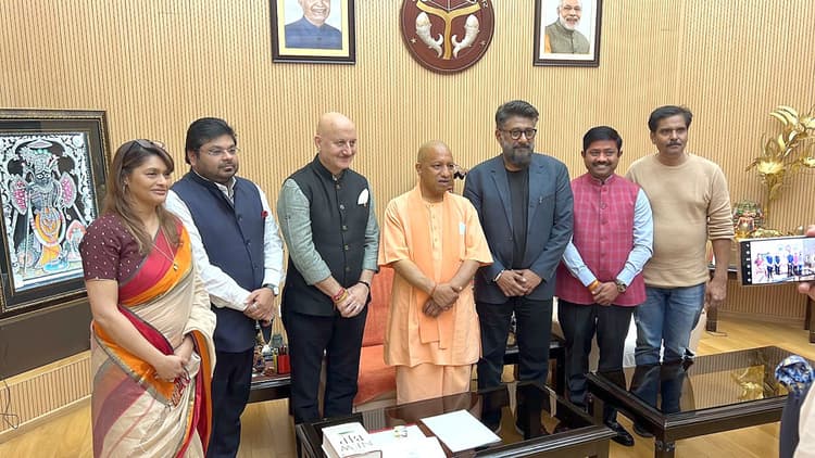 The Kashmir Files की टीम ने योगी आदित्यनाथ और राज्यपाल आनंदीबेन पटेल से की मुलाकात, देखें तसवीरें