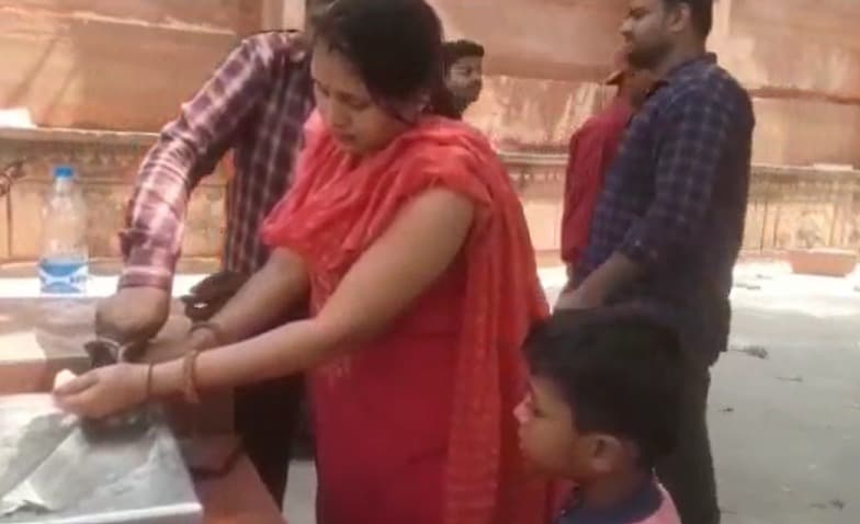Agra News: ताजमहल में पानी की एक बूंद के लिए तरसते दिखे पर्यटक, वीडियो वायरल