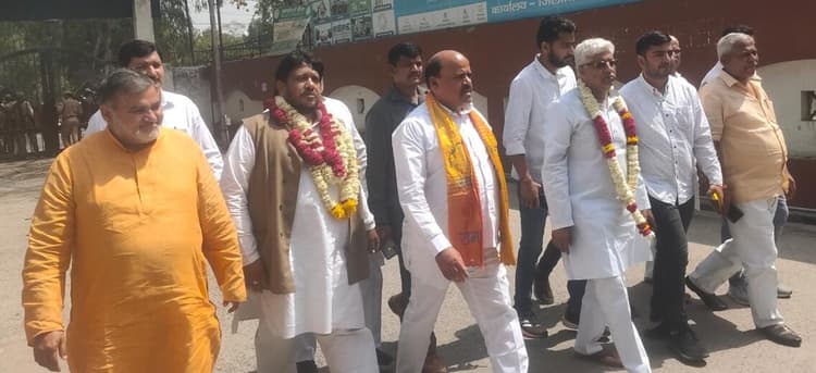 UP MLC Election 2022: अलीगढ़-हाथरस स्थानीय एमएलसी चुनाव में बीजेपी के लिए खुशखबरी, दो विरोधी आए साथ