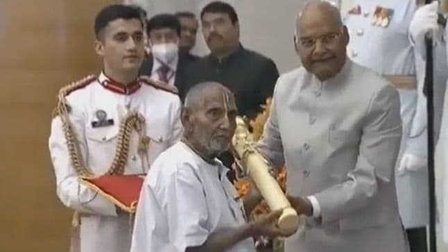 वाराणसी के 126 वर्षीय योग गुरु शिवानंद बाबा पद्मश्री से सम्मानित, तीन बार झुककर सभी को किया प्रणाम