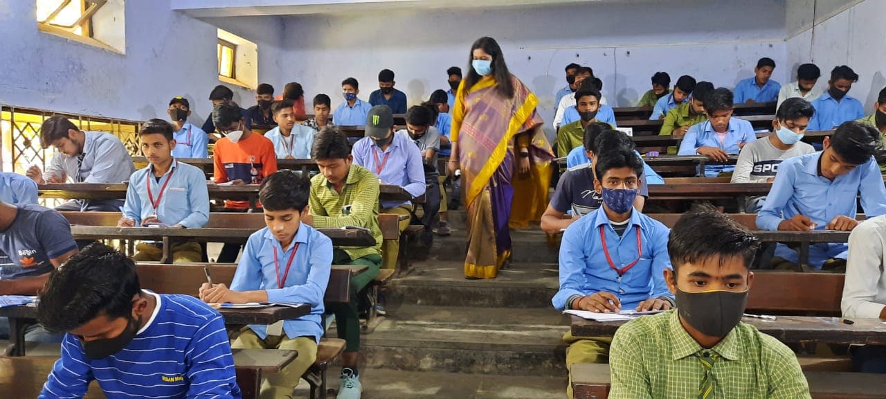 UP Board Exam: अलीगढ़ में 'मुन्ना भाई' पर मुकदमा दर्ज, नकलची रेस्टीकेट