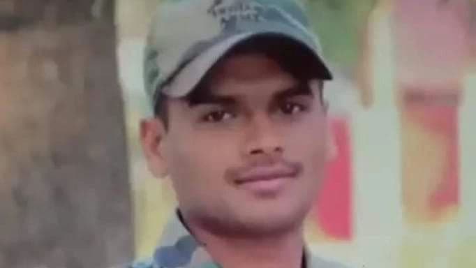 Gorakhpur News: फौजी धनंजय यादव का पार्थिव शरीर पहुंचा गांव, परिजनों ने अधिकारियों पर लगाया गंभीर आरोप