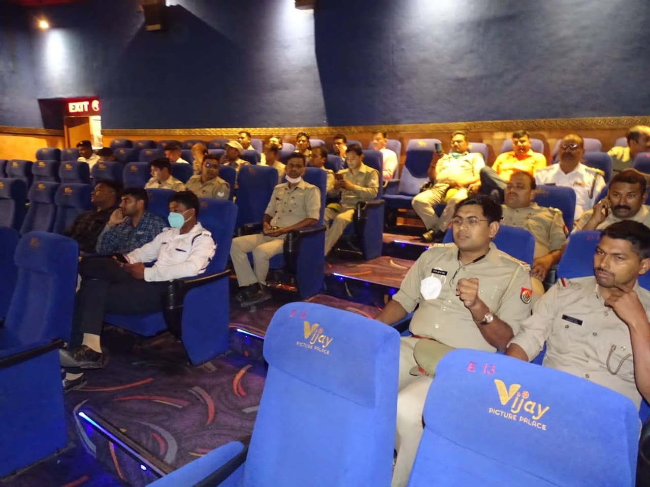 Gorakhpur News: पुलिसकर्मियों ने देखी The Kashmir Files, बोले- सभी को देखनी चाहिए फिल्म