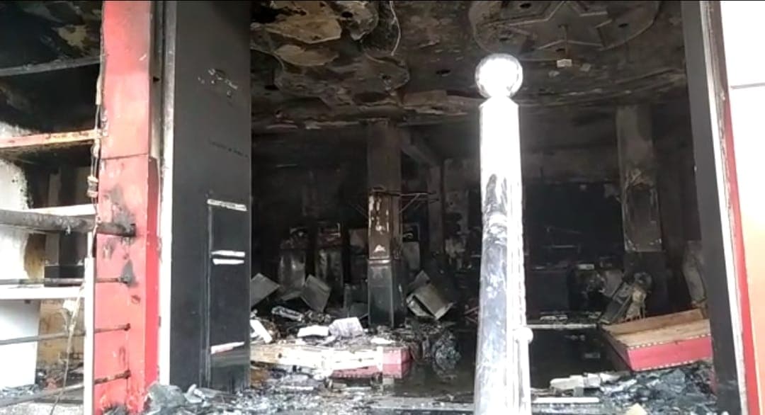 Aligarh News: इलेक्ट्रॉनिक शोरूम में लगी आग, सारा सामान जलकर खाक