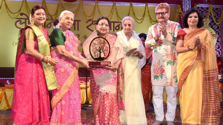 बिहार की मशहूर लोक गायिका डॉ शारदा सिन्हा को लोकनिर्मला सम्मान, राज्यपाल आनंदीबेन पटेल ने किया सम्मानित
