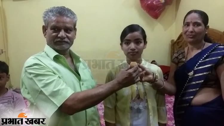 Bihar Board 10th Second Topper: मिठाई की दुकान चलाने वाले की बेटी बनी बिहार की सेकेंड टॉपर