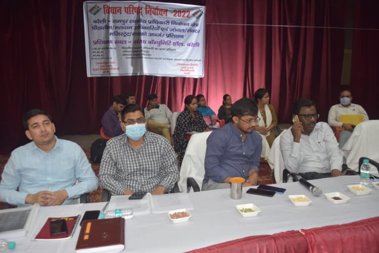 UP MLC Election 2022: बरेली-रामपुर सीट पर वोटिंग से पहले मतदान कर्मियों को दी गई ट्रेनिंग, ऐसे डलेगा वोट