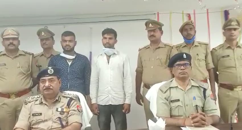 Deoria News: अपराधियों में योगी की पुलिस का खौफ, खुद थाने पहुंचकर किया सरेंडर