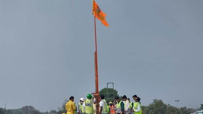 Ayodhya News: हिंदू नववर्ष के पहले दिन बदली गयी राम मंदिर के गर्भगृह की ध्वजा, फहराया गया 'राम ध्वज'