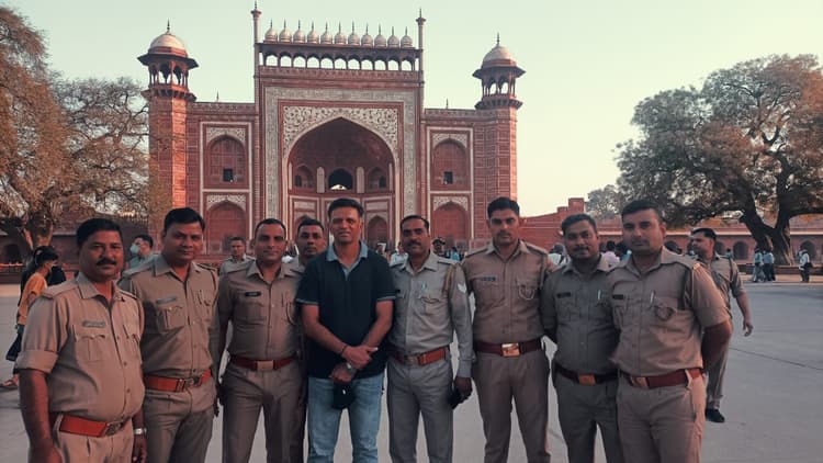 Agra News: राहुल द्रविड़ ने परिवार के साथ ताजमहल का किया दीदार, सुरक्षाकर्मियों के साथ खिंचवाई फोटो