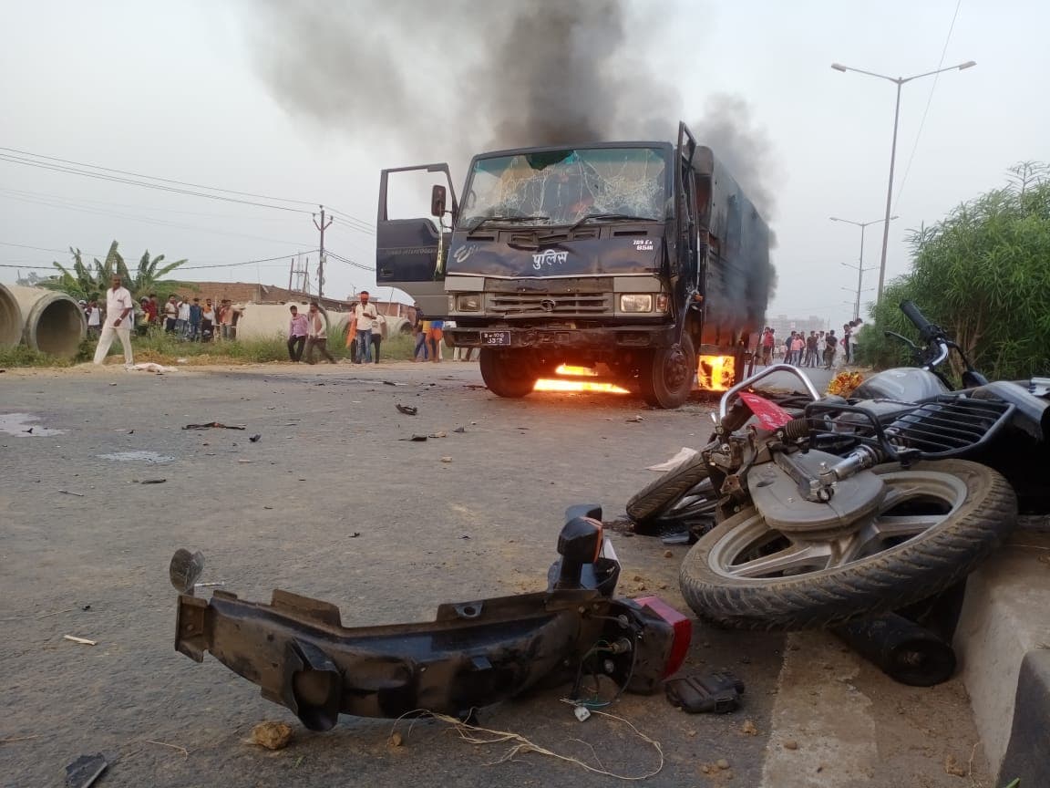 Patna News: सड़क हादसे में युवक की मौत, गुस्साई भीड़ ने पुलिस वाहन को किया आग के हवाले