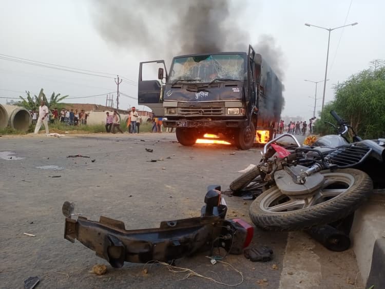 Patna News: सड़क हादसे में युवक की मौत, गुस्साई भीड़ ने पुलिस वाहन को किया आग के हवाले