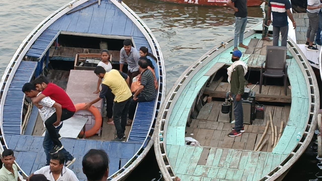 Varanasi News: काशी घूमने गए दिल्ली के युवकों की नाव गंगा में पलटी, टला बड़ा हादसा