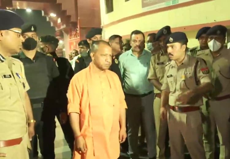 Gorakhpur News : सीएम योगी ने गोरखनाथ मंदिर का किया निरीक्षण, घायल पुलिसकर्मियों को सौंपे पांच लाख के चेक