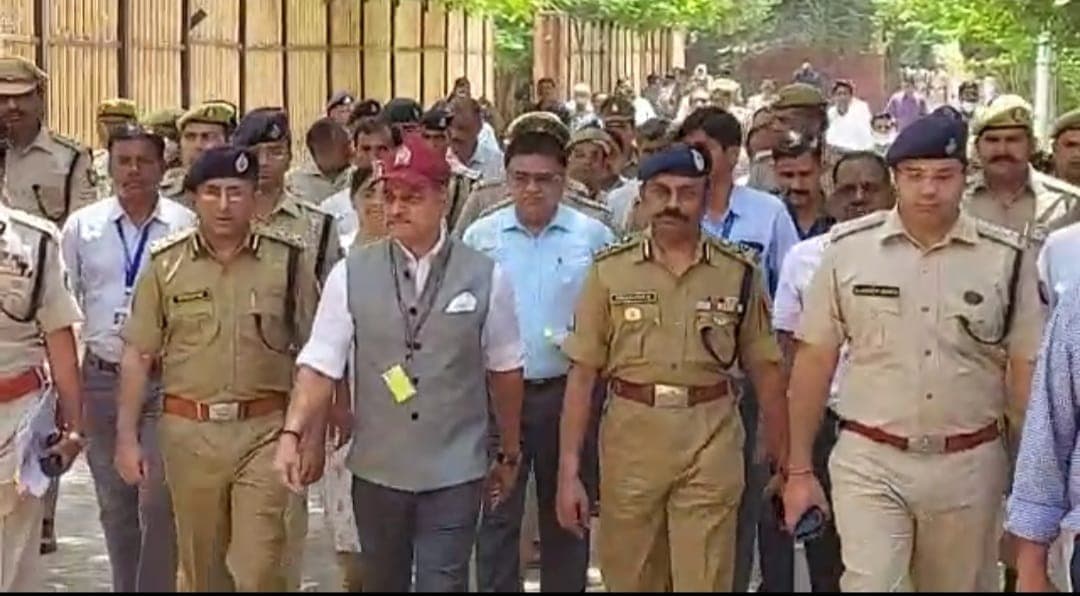 Mathura News: गोरखनाथ मंदिर की घटना के बाद मथुरा में भी अलर्ट जारी, एडीजी ने किया दौरा