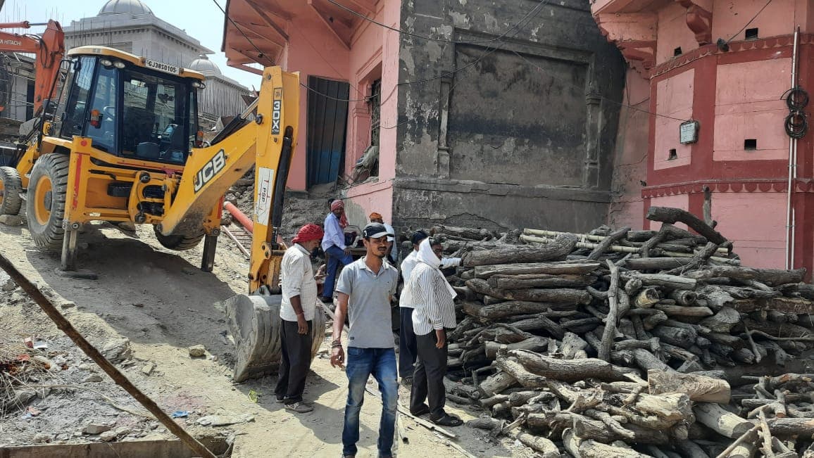 Varanasi News: लकड़ी व्यापारियों ने बाबा के बुलडोजर पर लगाया ब्रेक, टूट जाएगी काशी की प्राचीन परंपरा?