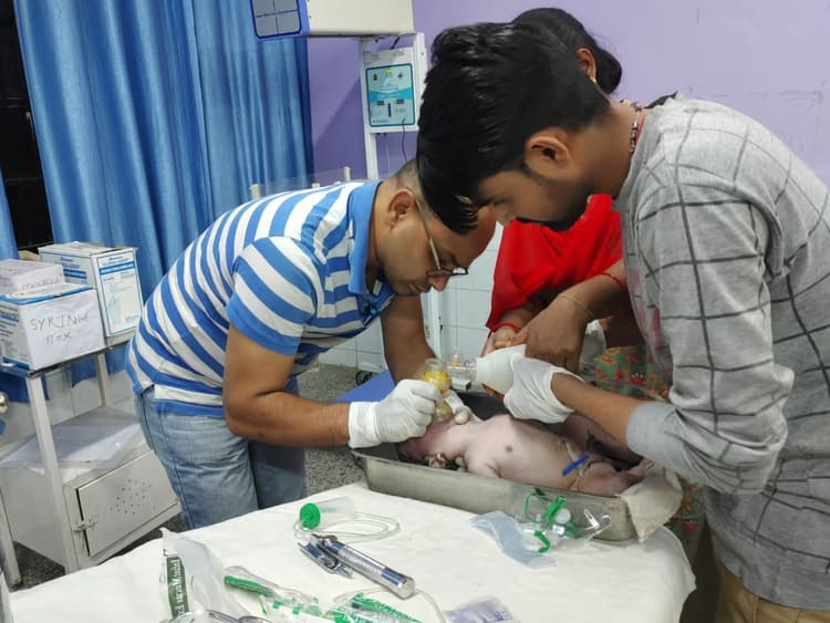 Agra News: नवजात के लिए भगवान बने डॉक्टर, इस तरह बचायी जान