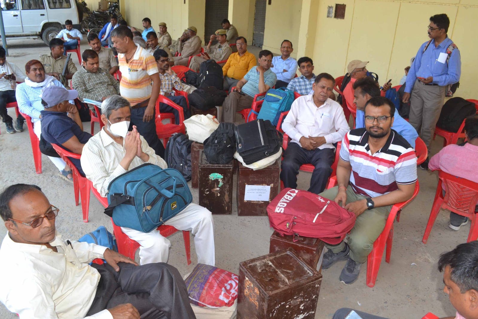 UP MLC Election 2022: एमएलसी चुनाव का मतदान 9 अप्रैल को, वाराणसी से पोलिंग पार्टियां रवाना