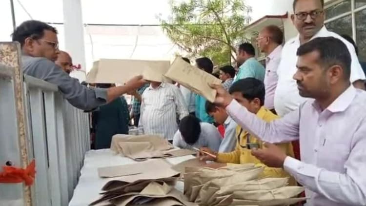 Gorakhpur News: MLC चुनाव कराने के लिए पोलिंग पार्टियां रवाना, CM योगी समेत कई दिग्‍गज करेंगे मतदान