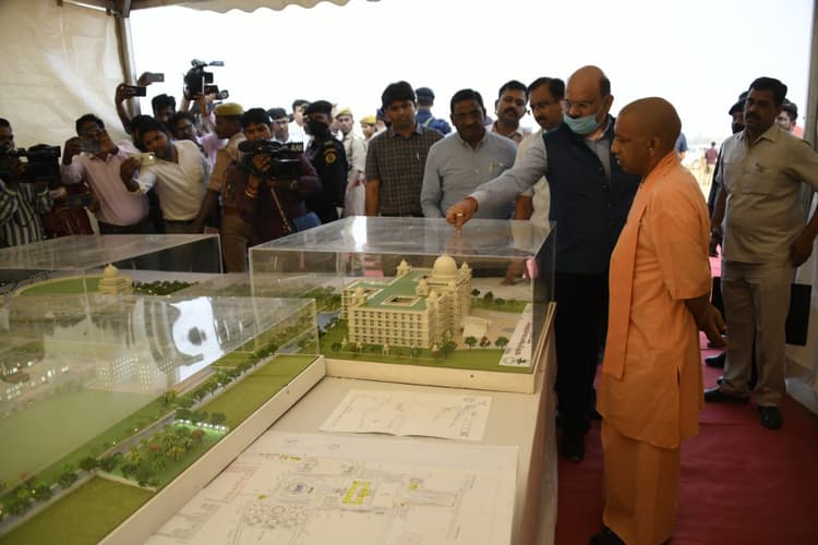 Gorakhpur: सीएम योगी ने आयुष विश्वविद्यालय का किया निरीक्षण, मिट्टी भराई का काम पूरा नहीं होने पर भड़के