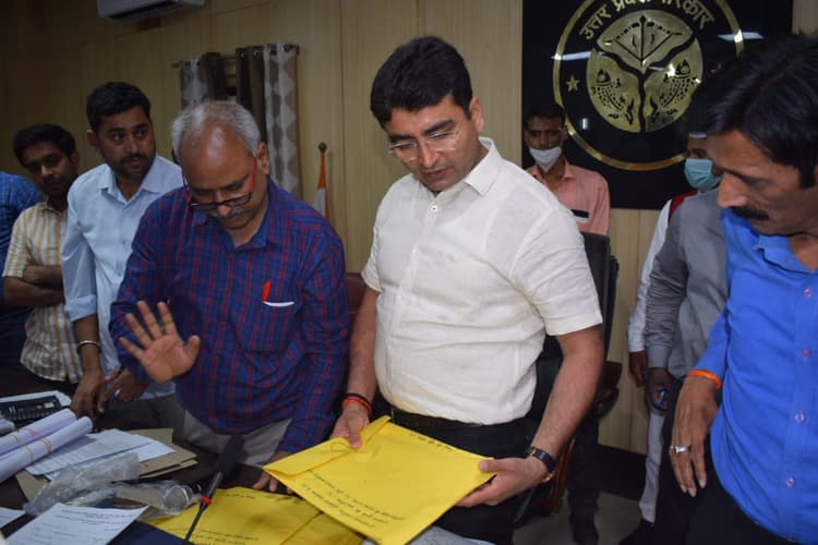 UP MLC Election 2022: एमएलसी चुनाव को लेकर पोलिंग पार्टियां रवाना, बीजेपी और सपा में मुख्य मुकाबला