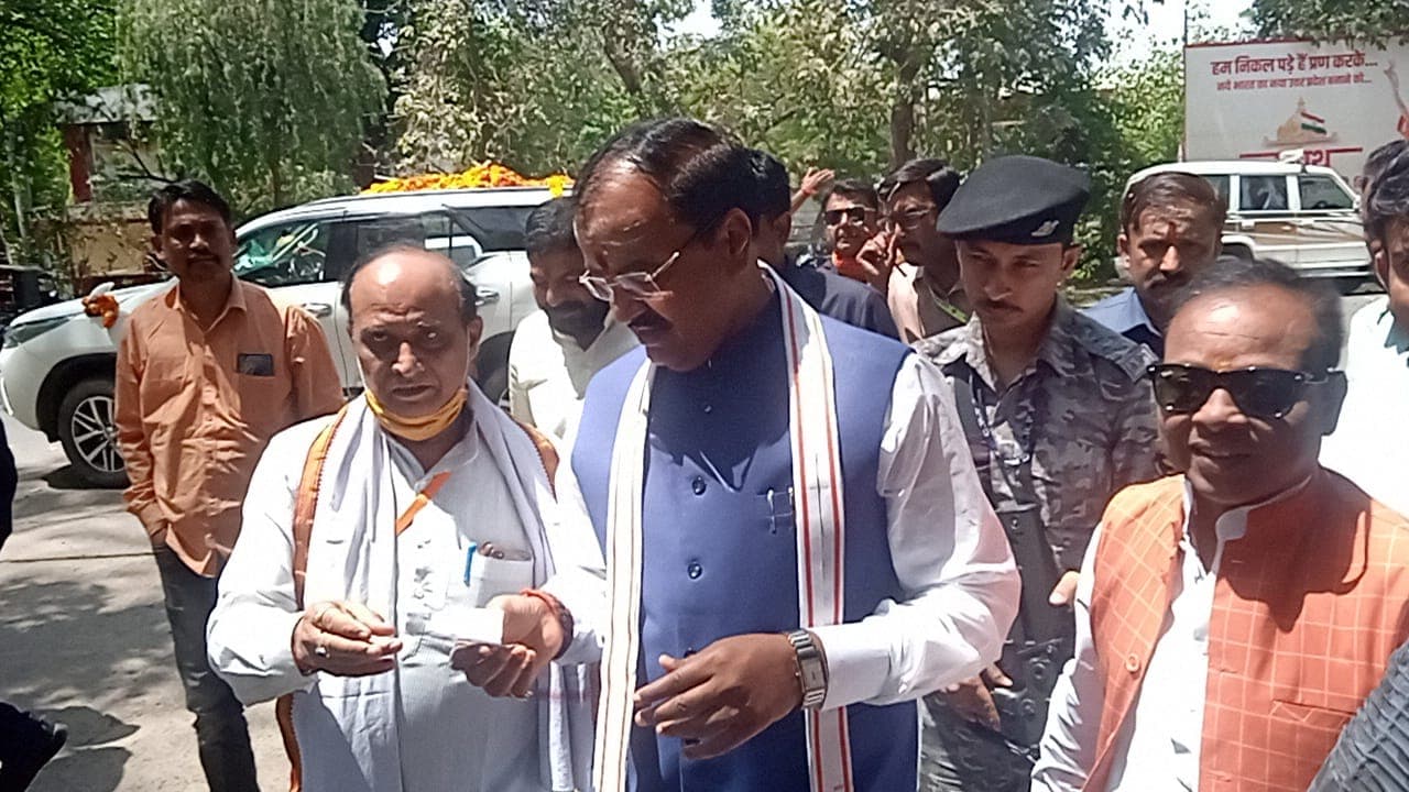 UP MLC Chunav 2022: डिप्टी सीएम केशव प्रसाद मौर्य ने किया मतदान, बोले- सभी सीटों पर जीत रही बीजेपी