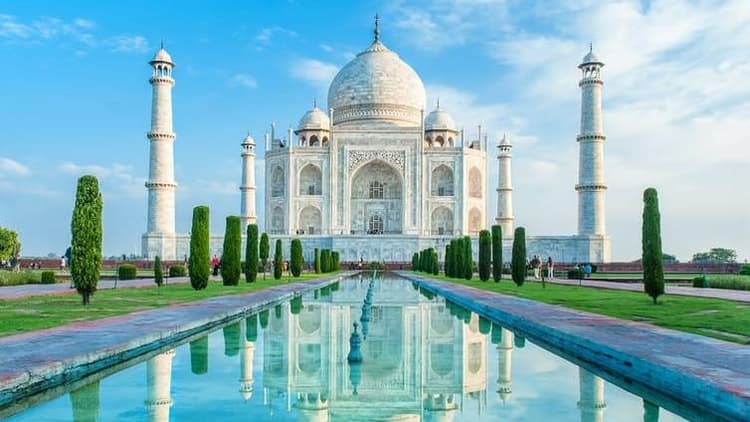 Agra News: ताजमहल की मस्जिद में नमाज पढ़ते हुए CISF ने चार युवकों को पकड़ा, हैदराबाद से आए थे आगरा