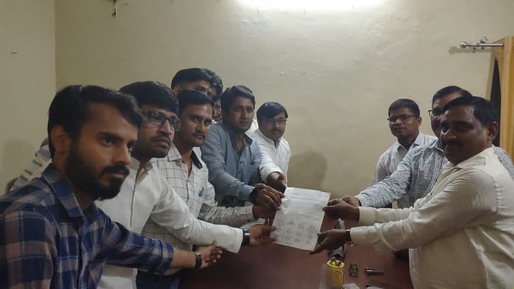 Aligarh News: राजा महेंद्र प्रताप सिंह यूनिवर्सिटी में उठी छात्रसंघ चुनाव की मांग, कुलपति से मिले छात्र