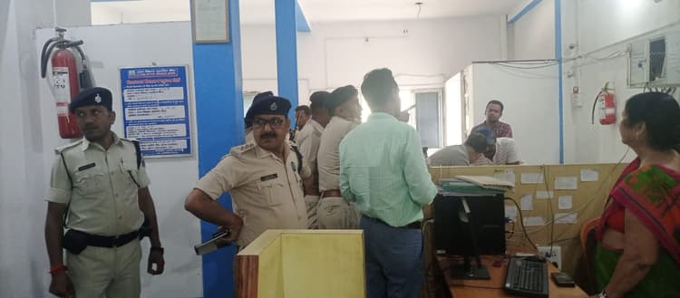 सिवान के उत्तर बिहार ग्रामीण बैंक से 26 लाख रुपये की लूट, महिला कर्मचारियों के साथ हाथापाई
