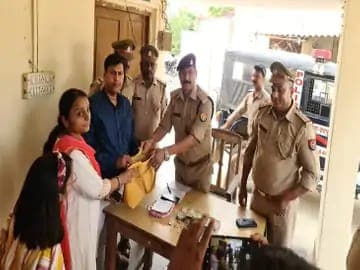 Gorakhpur News: गोरखपुर पुलिस ने पेश की मिसाल, वापस किया रुपयों और जेवरात से भरा बैग