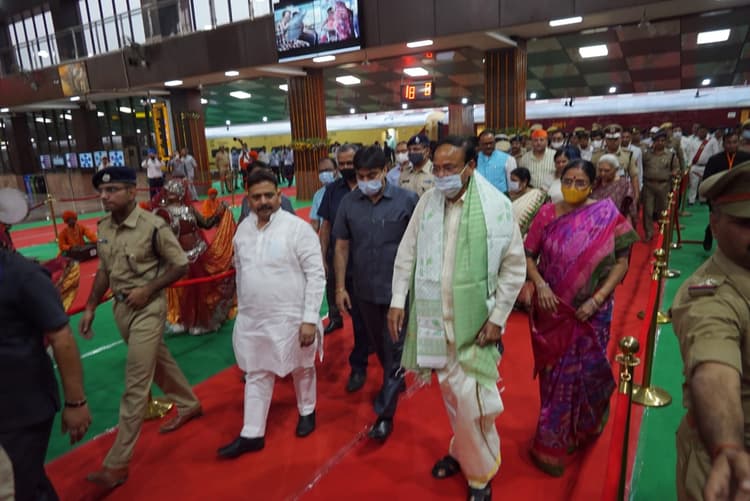 शिव की नगरी काशी पहुंचे उप राष्ट्रपति वेंकैया नायडू, कलाकारों ने लोक नृत्य से किया स्वागत, देखें तसवीरें