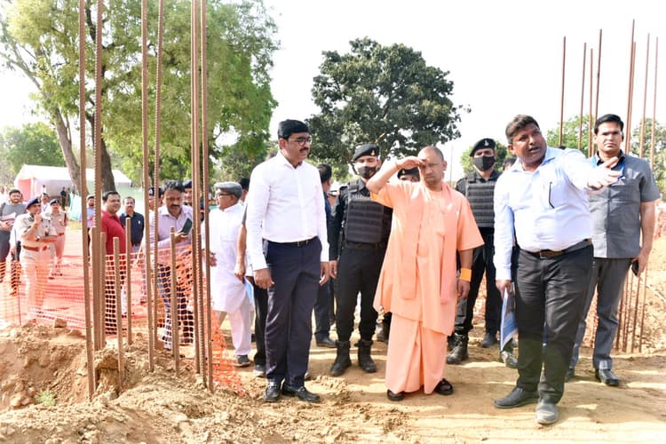 Gorakhpur News: सीएम योगी ने निर्माणाधीन सैनिक स्कूल का किया निरीक्षण, अगले सत्र से शुरू होगी पढ़ाई