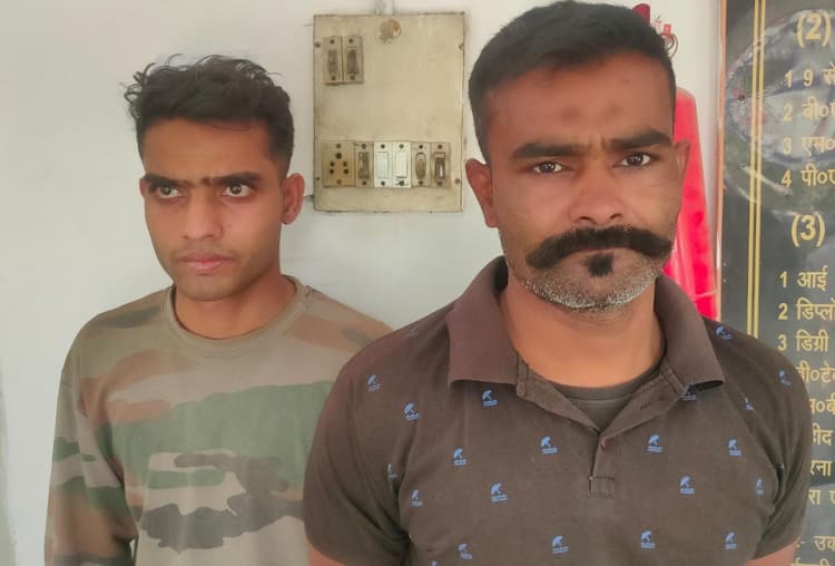 दिल्ली पुलिस की वर्दी पहनकर 60 हजार की रंगदारी मांगने वाले फर्जी पुलिसकर्मी गिरफ्तार, इस तरह हुआ खुलासा