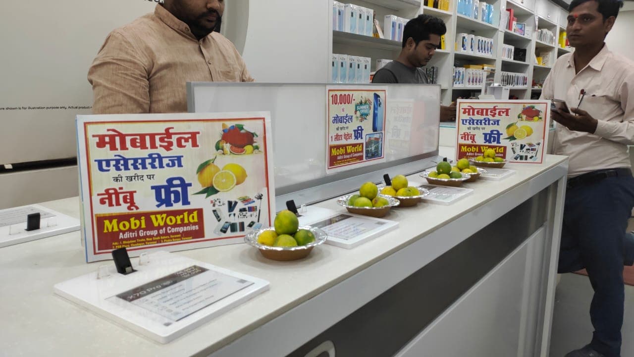 Summer Offer: यहां मोबाइल खरीदने पर फ्री में मिल रहा एक दर्जन नींबू, लोग नहीं कर पा रहे विश्वास