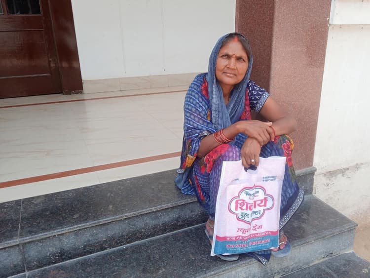 Prayagraj News: तीन पीढ़ी ने देखी गरीबी, अब नहीं चाहती बच्चे भी देखें, महिला ने जिलाधिकारी से लगायी गुहार