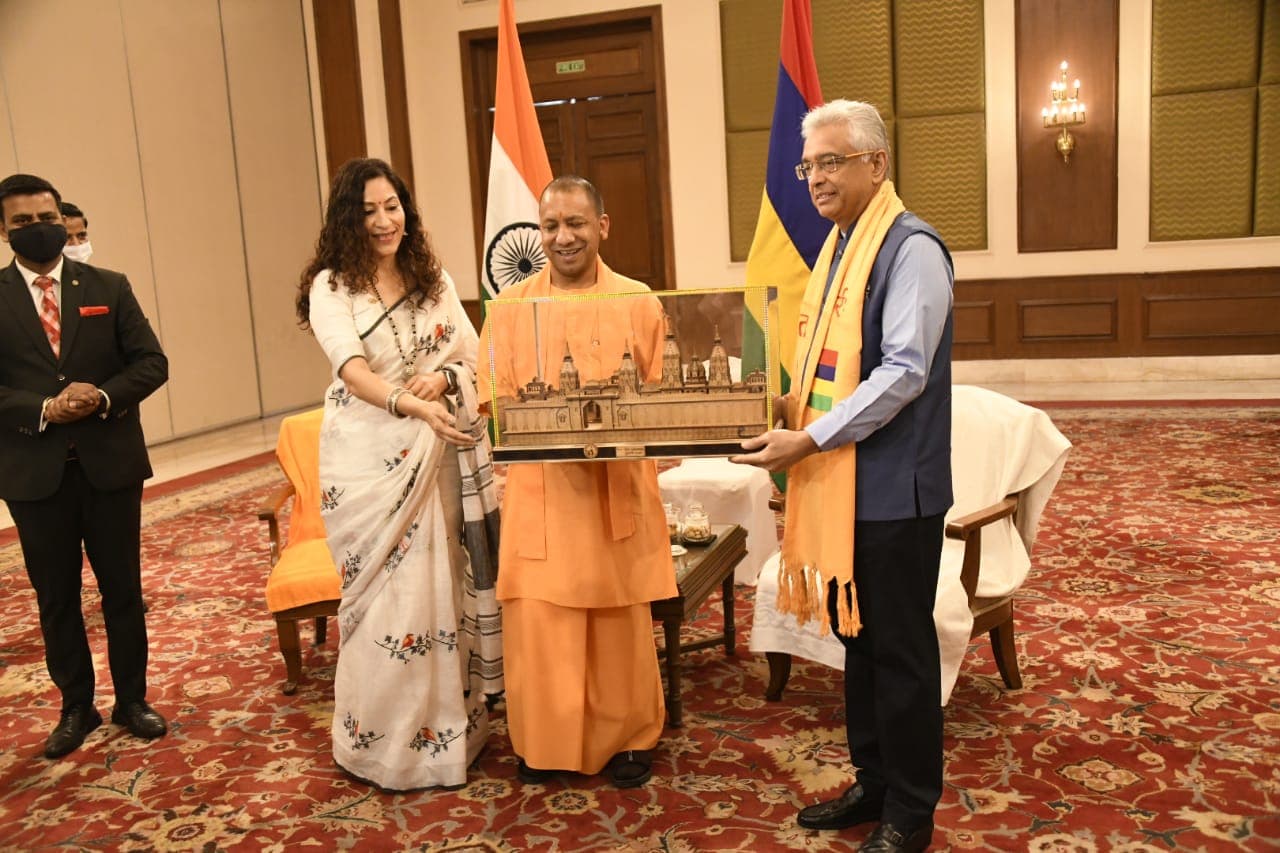UP News: वाराणसी पहुंचे मॉरीशस के प्रधानमंत्री प्रविंद कुमार जगन्नाथ, CM योगी से इन मुद्दों पर हुई चर्चा