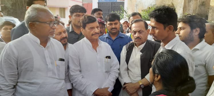 शिवपाल यादव पहुंचे थरवाई गांव, पीड़ित परिवार को इंसाफ और बेटे को सरकारी नौकरी देने की मांग की